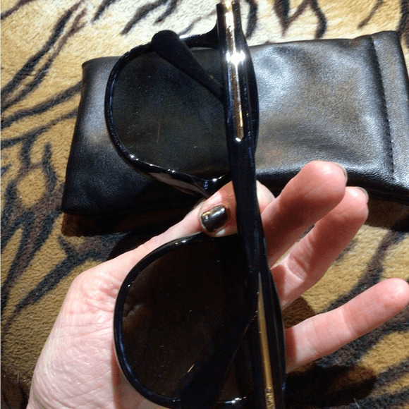 NEW! Quay Rent Free Polarized Classic Black Sunglasses